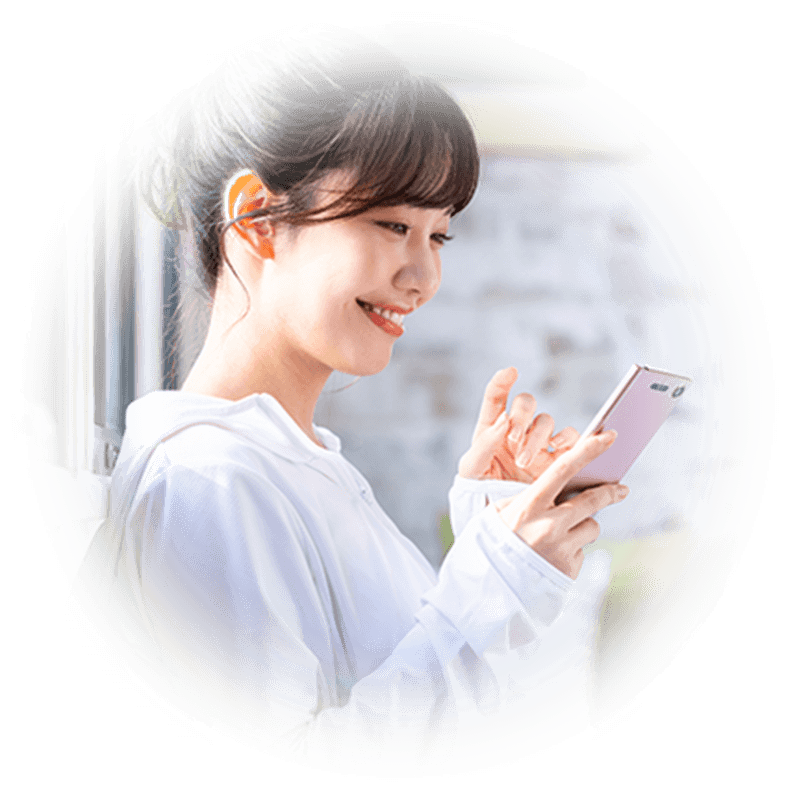 スマートフォンの画面を見て嬉しそうな女性の様子