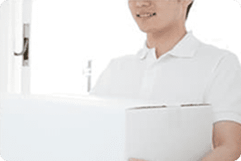 宅配の荷物を預かる様子