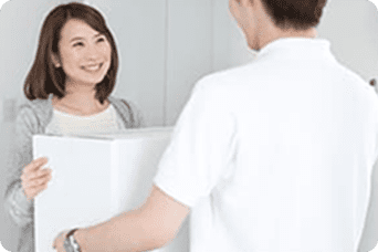 荷物を受け取って安心する女性の様子